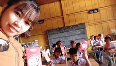 Học trò vùng cao Quảng Nam hân hoan nhận lì xì trong ngày đầu đến lớp