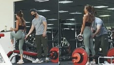 Huấn luyện viên nam ở phòng gym gây bức xúc khi liên tục động chạm khách hàng nữ