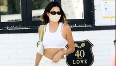 Các sao Hollywood đồng loạt đeo khẩu trang và khoe eo, dùng nhiều món đồ bạn cũng mua được