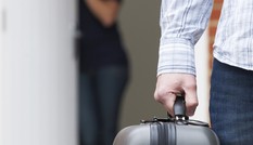 Chồng nói dối vợ rằng mình nhiễm COVID-19 rất nguy kịch, thực ra để đến sống với “Tuesday“
