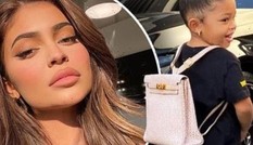 Kylie Jenner (lại) bị chỉ trích vì cho con gái đeo balô Hermès “đắt hơn ô tô” để học ở nhà