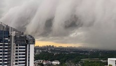 Đám mây “ma quái” như sóng thần phủ kín bầu trời khiến cư dân mạng Singapore hoảng hốt
