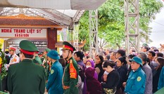 Xúc động hình ảnh người dân đẩy xe lăn đến viếng Thiếu tướng Nguyễn Hữu Hùng