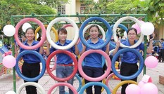 'Phù phép' phế liệu thành đồ chơi trẻ em