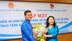 Bốn cán bộ T.Ư Đoàn nhận Kỷ niệm chương 'Vì sự nghiệp giáo dục'