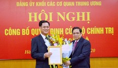 Trao quyết định của Bộ Chính trị về công tác cán bộ