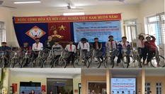 Trao 40 chiếc xe đạp tiếp sức đến trường cho học sinh vùng bão lũ miền Trung