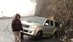 CSGT khuyến cáo hạn chế lưu thông trên đường trơn trượt do băng tuyết