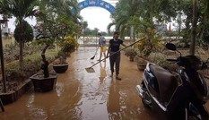 Nước lũ rút, dân Quảng Trị vật lộn với bùn non