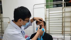 Chơi pháo dịp Tết, người hỏng mắt, người nát tay
