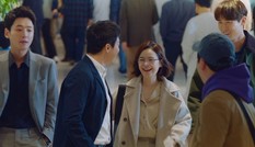 Hết nhắc tên, biên kịch “Hospital Playlist” còn cho cả sản phẩm có hình BTS vào phim