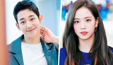 Jisoo (BLACKPINK) lộ ảnh hậu trường với trang phục thập niên 80 nhí nhảnh bên cạnh Jung Hae In
