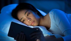 Ánh sáng xanh từ đồ điện tử có hại không kém nắng mặt trời, cầu cứu ngay các “vệ binh” sau
