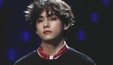 Nếu bạn chưa biết đeo khăn sao cho đẹp, hãy để “người đẹp trai” V (BTS) hướng dẫn nhé!