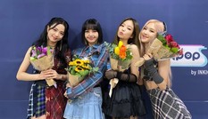 Netizen không hiểu vì sao stylist lại cho Jisoo mặc chiếc áo chắp vá te tua lên sân khấu