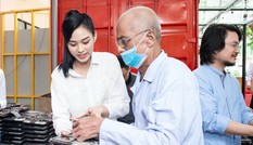 Hoa hậu Đỗ Thị Hà giản dị và thân thiện trong chuyến từ thiện đầu tiên sau đăng quang