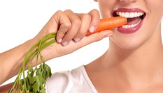 Cứ tưởng rau xanh ăn sống là tốt nhất, nhưng với các loại rau củ này thì lại rất có hại
