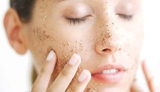 Tẩy tế bào chết vật lý hay hóa học, chọn cách nào để “tiến hóa” hành trình skincare?