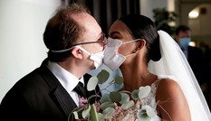 Nụ hôn qua lớp khẩu trang của cặp đôi Italy cùng lễ cưới không khách mời mùa dịch COVID-19
