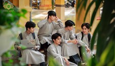 Ai bảo con trai mặc áo dài là không đẹp thì xem ngay bộ ảnh này, chắc chắn sẽ nghĩ khác!
