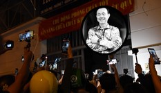 Phản cảm việc nhiều YouTuber chen lấn, xô đẩy để livestream hình ảnh cố nghệ sĩ Chí Tài