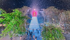 Hà Nội: Đại học Thăng Long có cây thông “siêu to khổng lồ” để sinh viên check-in mùa Noel
