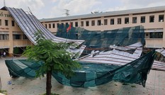 Giông lốc giật phăng mái trường học ở TPHCM