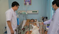 Vừa trả lời dứt câu hỏi, người đàn ông bị hai thanh niên lạ mặt chém gần đứt lìa chân