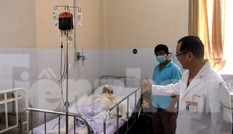 Cháy toàn thân, hỏng mắt do lên mạng học cách chế pháo nổ chơi Tết