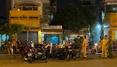 Tên cướp tông xe làm 2 người chết đến bệnh viện chữa vết thương trước khi bị bắt