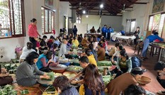 Tăng ni, phật tử Hà Nội gửi hàng nghìn bánh chưng chay vào miền Trung