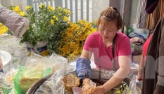 Chợ họp sớm, tiểu thương 'bỏng tay' đóng hàng tạ xôi ngày Rằm
