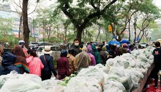 Người Hà Nội đội mưa 'giải cứu' hàng chục tấn nông sản