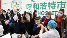 Làn sóng Hoa kiều trở về Trung Quốc tiêm vắc-xin nội địa