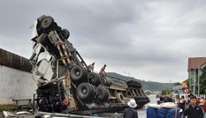 Tránh ổ gà, xe container lao từ cầu vượt xuống đường nằm ‘phơi bụng’