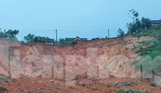 Quảng Ngãi: Tiếp tục sạt lở núi, khẩn cấp di dời người dân đến nơi an toàn