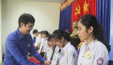 Bí thư Thường trực Trung ương Đoàn tặng quà Tết tại Phú Yên