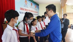 Trao 50 suất học bổng cho cán bộ Đoàn, Đội vượt khó học tốt
