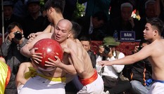 Mãn nhãn với trai làng tranh cướp nhau quả cầu nặng gần 20kg ở Hà Nội