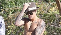 Justin Bieber ngực trần cưỡi ngựa, khoe hình xăm
