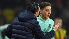 HLV Emery nói gì khi gạch tên Ozil khỏi trận đấu ở Europa League?