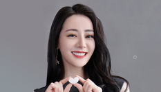Địch Lệ Nhiệt Ba lại leo “hot search” và gây tranh cãi vì một hành động nhiều người vẫn làm