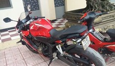 Ghét tiếng bô xe, hai thợ hồ đập hỏng mô tô phân khối lớn