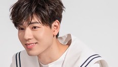 Soái ca tân binh “Hospital Playlist” gây sốt với gương mặt hao hao Park Bo Gum