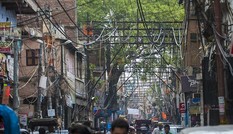 Dây điện chằng chịt như mạng nhện trên đường phố Ấn Độ