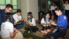 Đại biểu Tàu Thanh niên Đông Nam Á-Nhật Bản học kết lá dừa, tìm hiểu nón lá Việt