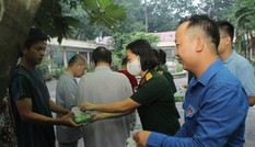Đoàn viên, thanh niên mang phần ăn sáng đến người bệnh