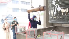 Người dân TPHCM vái vọng ngoài cổng chùa ngày rằm tháng Giêng