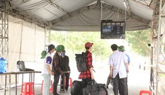 Sinh viên khai báo y tế online, quét thân nhiệt tự động trước khi vào ký túc xá ĐHQG TPHCM