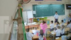Xác định người lắp camera quay cảnh cô giáo đánh học sinh trong lớp